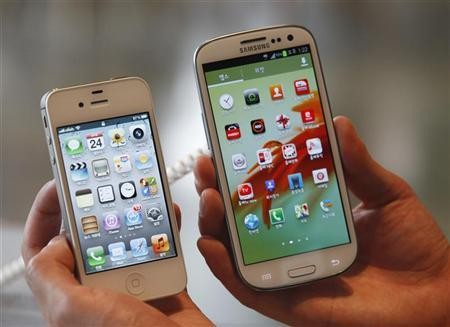 iPhone 4S and Galaxy S III in hand