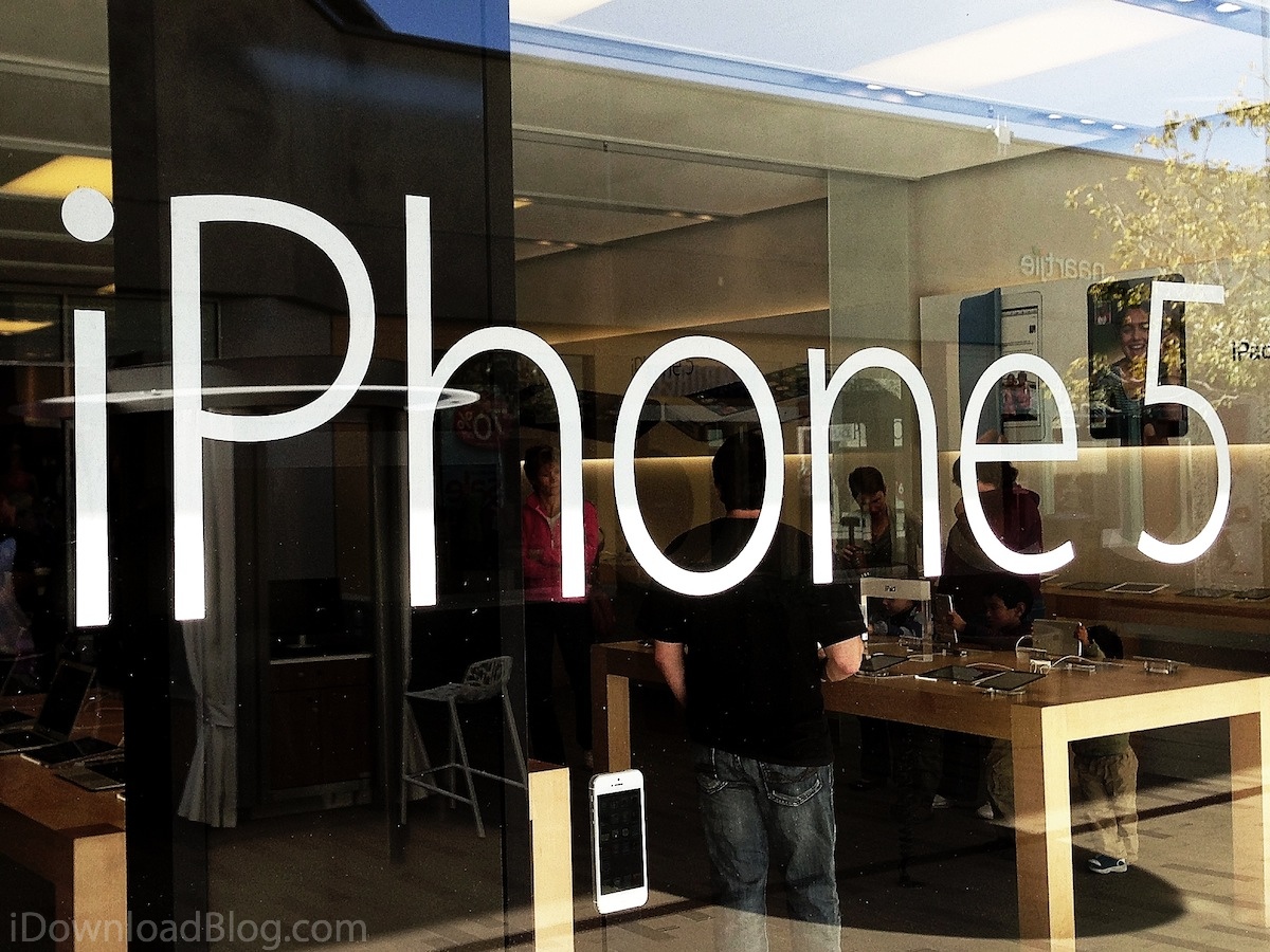 iPhone-5-Apple-Store-window-UTC-la-jolla