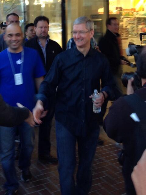 Tim Cook at Palo Alto store 001