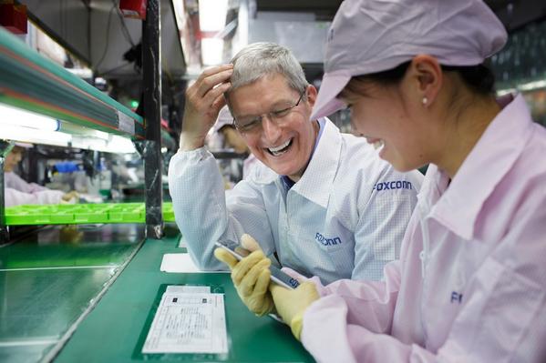 photo of Tim Cook stops by Foxconn iPhone factory during China trip image