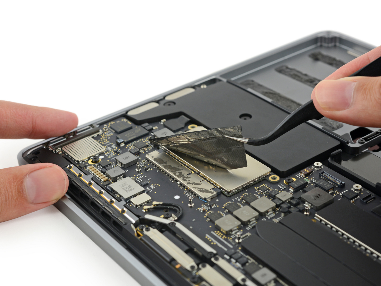 iFixit tears down the 2016 MacBook Pro base model