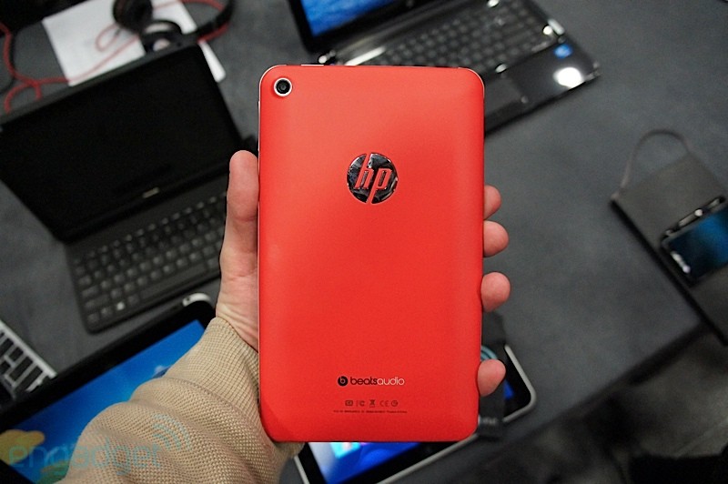 HP Slate 7 (red, in hand, Engadget 001)