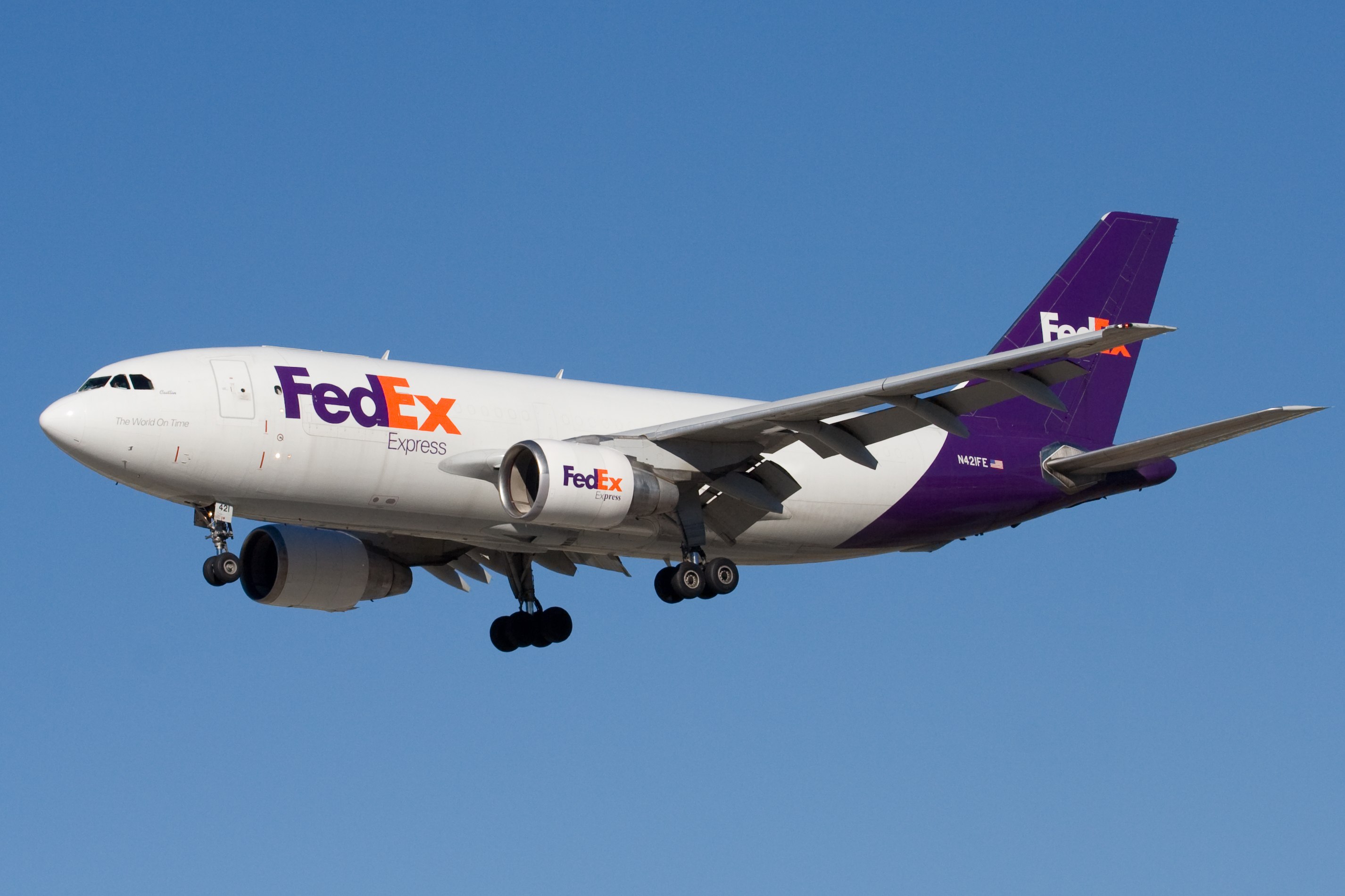 FedEx plane 001