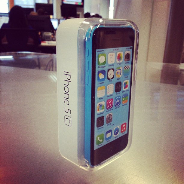 iPhone 5s in plastic box (Steve Kovach 001)