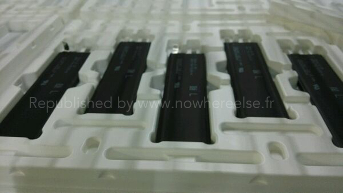 iPhone 6 (batteries on production tray, NowhereElse.fr 001)