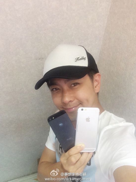 Jimmy Lin holds iPhone 6 (image 001)