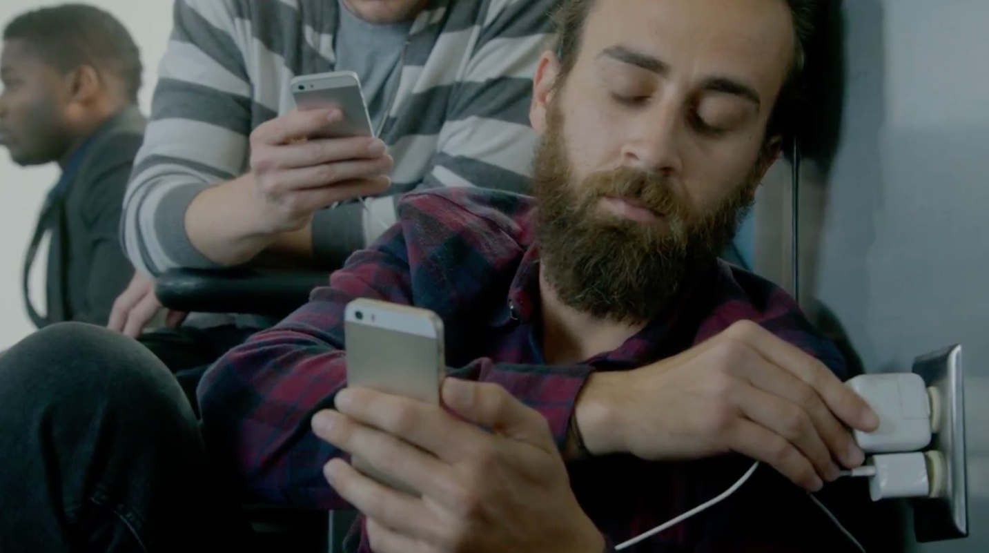 Samsung Galaxy S5 ad (iPhone battery 001)