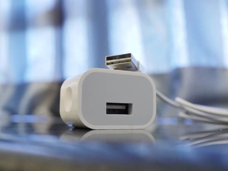 Apple Lightning cable and iPhone charger (Moca.co 001)