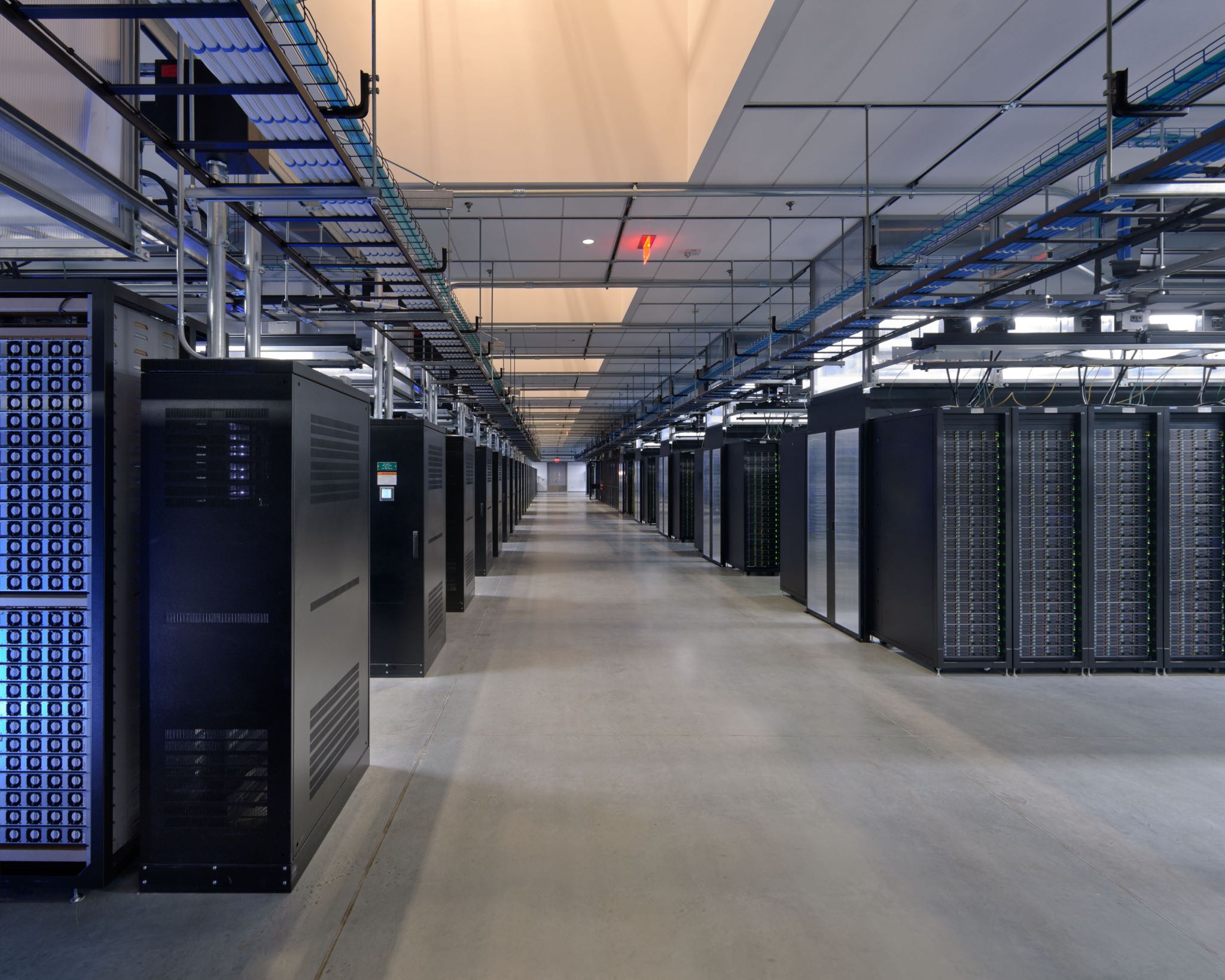 Изображение серверной комнаты центра обработки данных Facebook в Прайнвилле