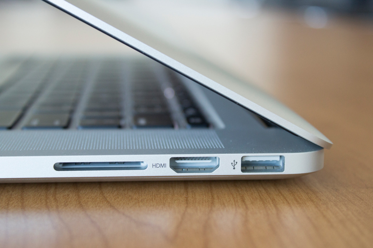 A photography showing the right side of the late-2013 MacBook Pro notebook with an HDMI port, an SD card slot and a USB port