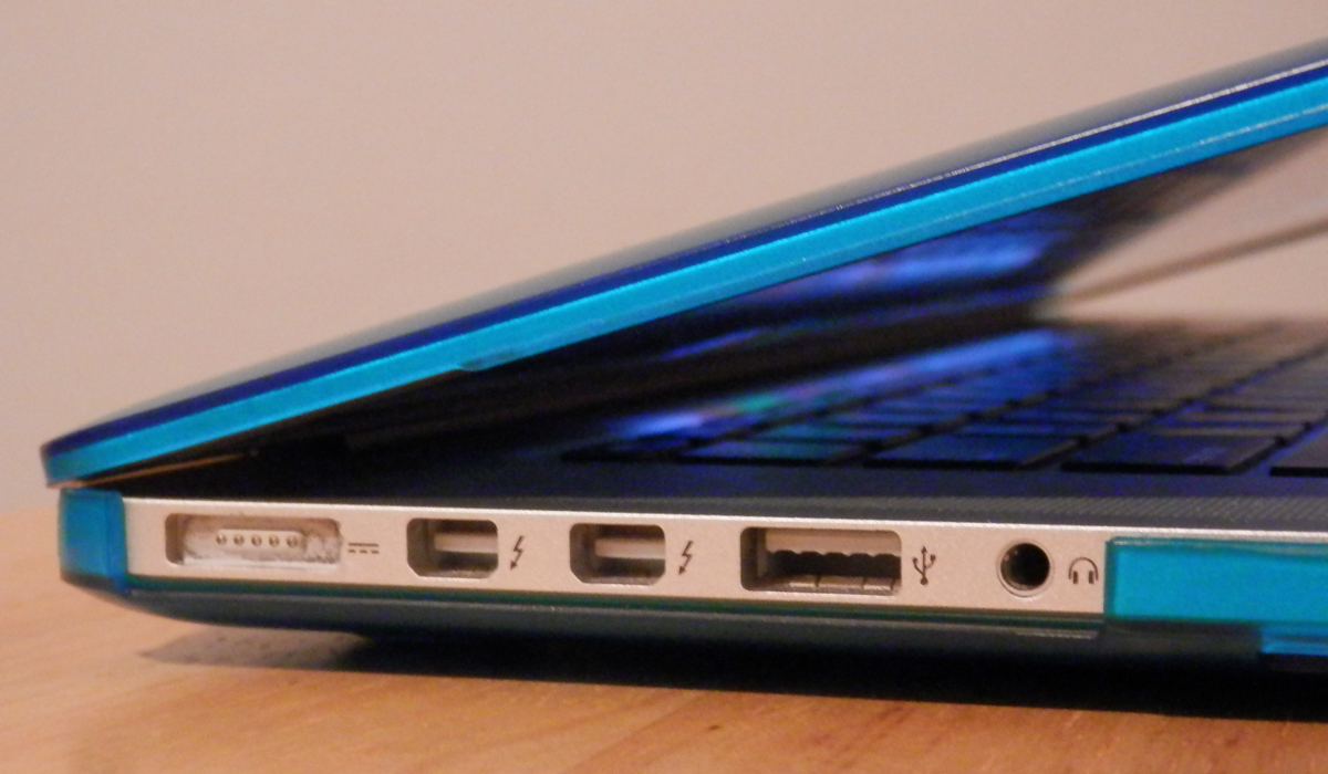 incipio-feather-macbook-pro-15-inch-retina-display-case-left-ports