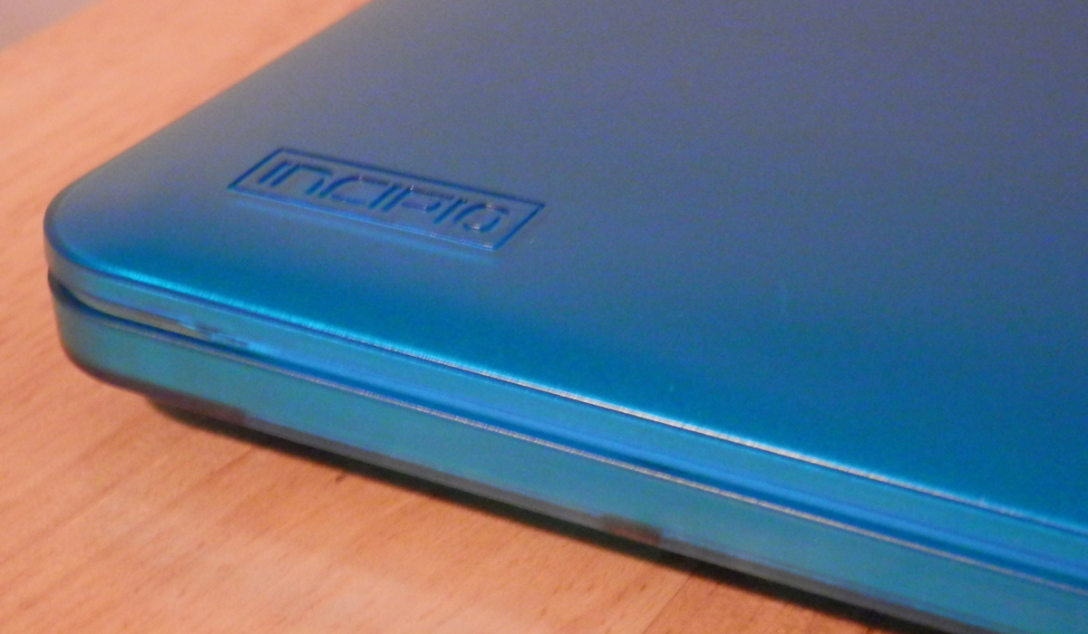 incipio-feather-macbook-pro-15-inch-retina-display-case-logo