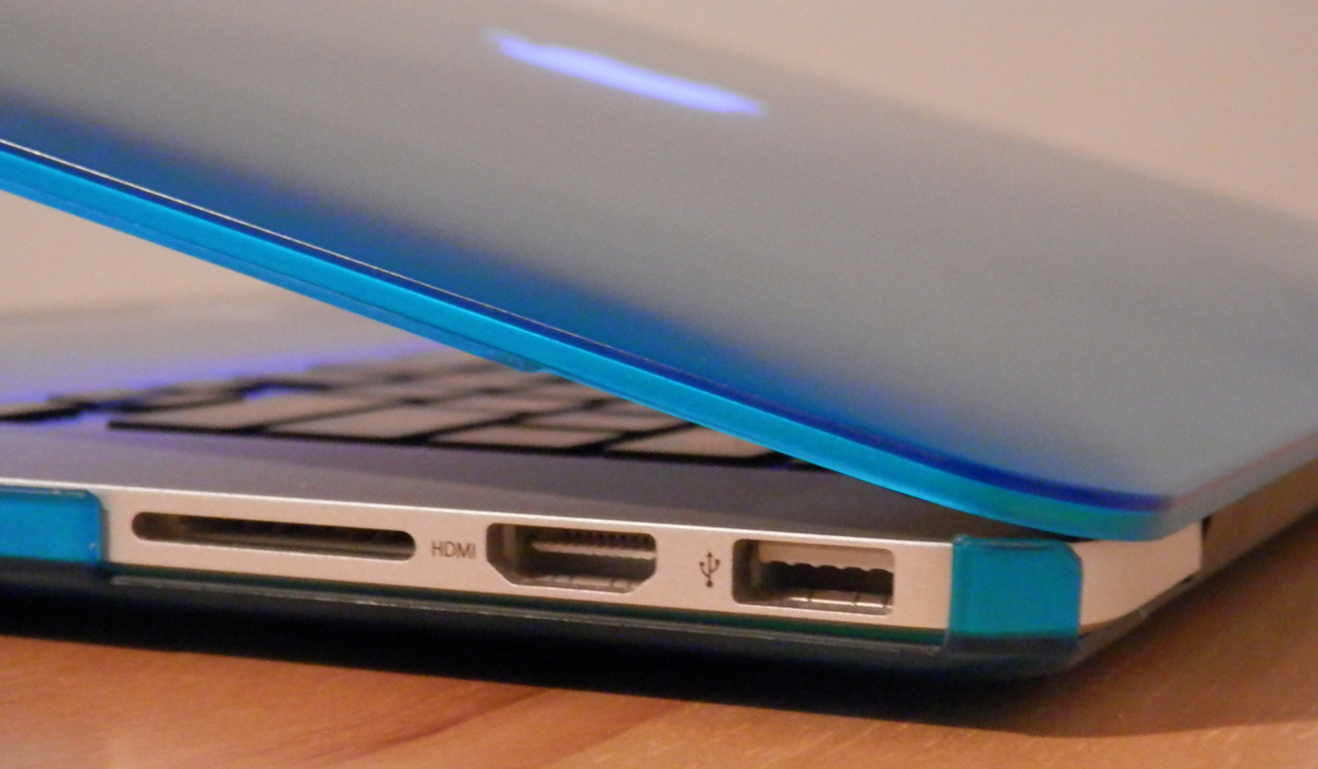 incipio-feather-macbook-pro-15-inch-retina-display-case-right-side-ports