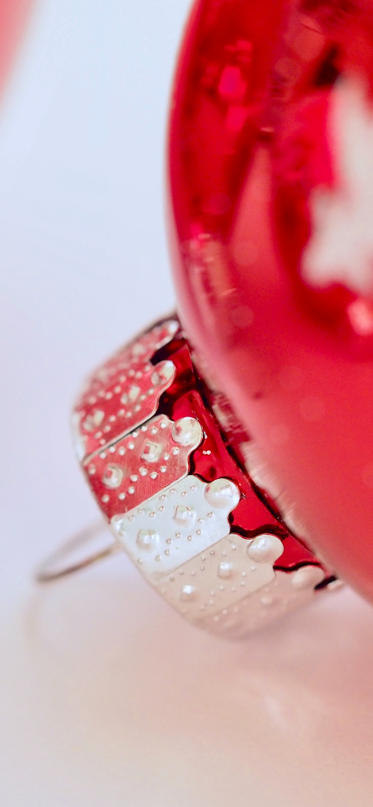 plush-design-studio-unsplash-christmas-ornament-red-ball-iphone-wallpaper