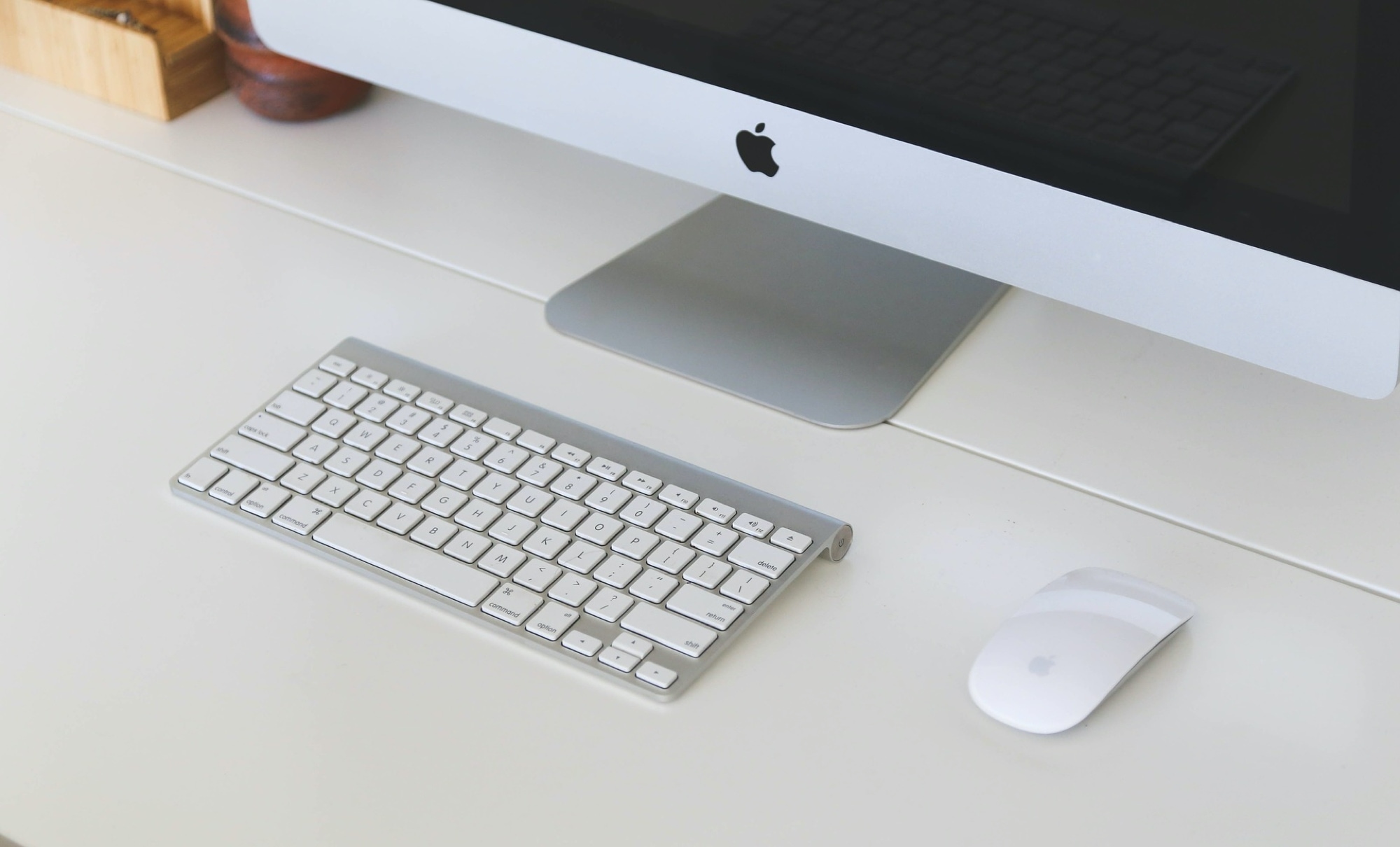 Teset Bluetooth mac - a close-up showing the lower half of an iMac with Apple's wireless keyboard and mouse