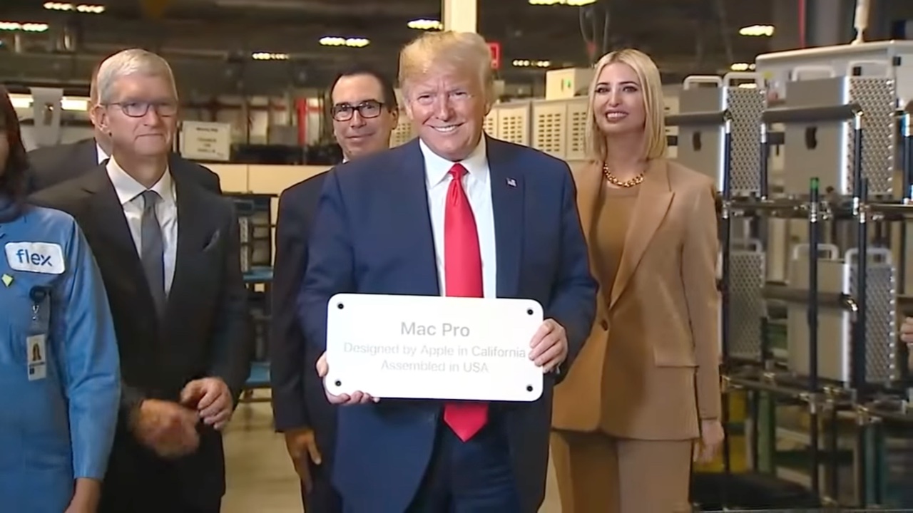 US President Donald Trump tours the Mac Pro manufacturing plant in Austin, Texas with Apple CEO Tim Cook on November 20, 2019