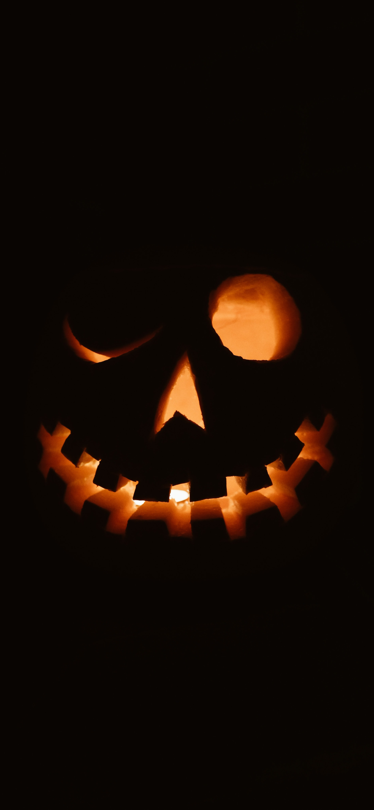 Hình nền Halloween cho iPhone là một sự lựa chọn tuyệt vời để tạo ra một không khí đáng sợ cho chiếc điện thoại của bạn. Thử tải về và cảm nhận cùng Halloween! 