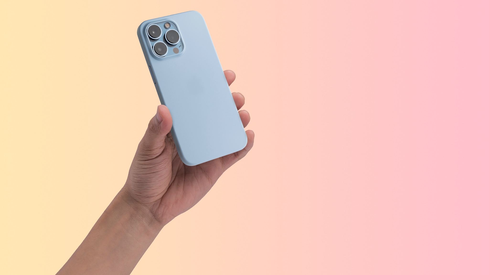 Marketingbild von Totallee, das eine Hand zeigt, die die Rückseite des iPhone 13 Pro Max in Sierra Blue in Totallee’s Ultra Slim Clear Case in Sierra Blue zeigt