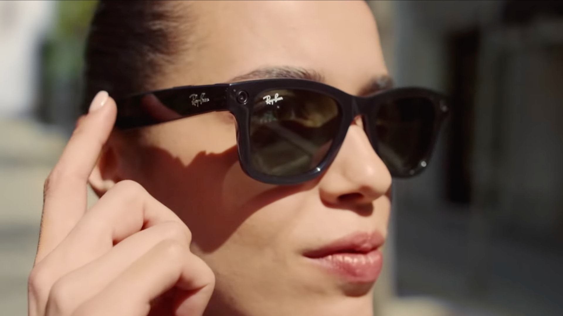 A young woman is wearing a pair of Ray-Ban Stories smart glasses, realized in partnership with Meta (formerly Facebook), in this promotional image