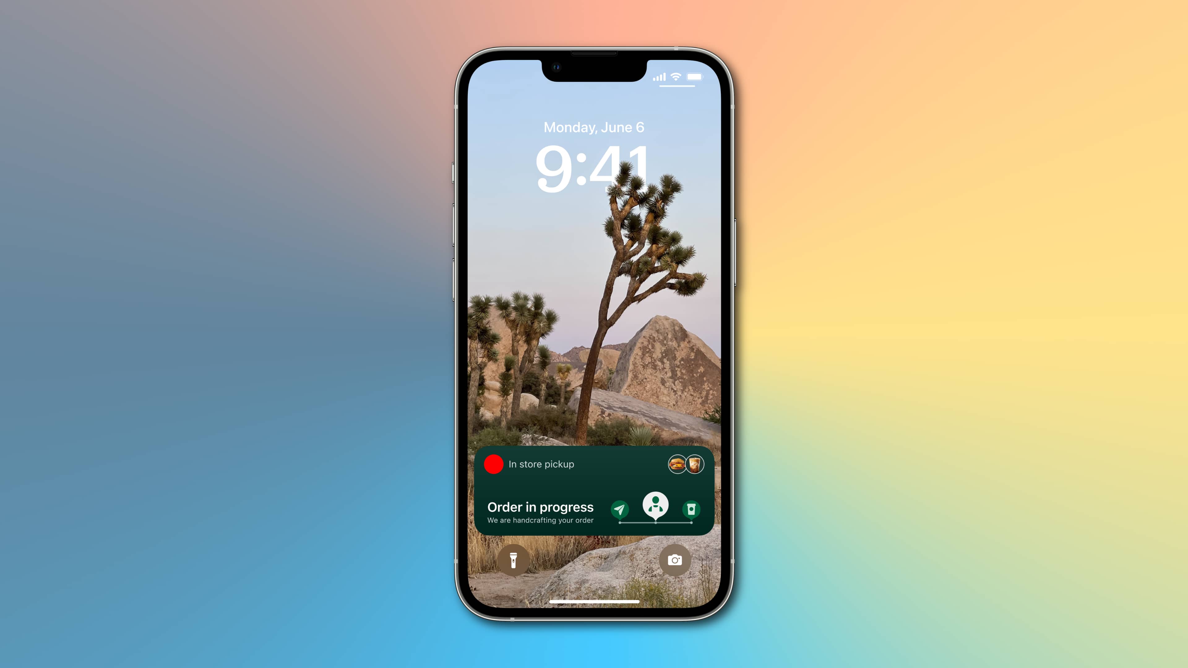 Tangkapan layar iPhone menunjukkan penerimaan pembaruan waktu nyata dari Starbucks di layar kunci dengan fitur Aktivitas Langsung baru di iOS 16