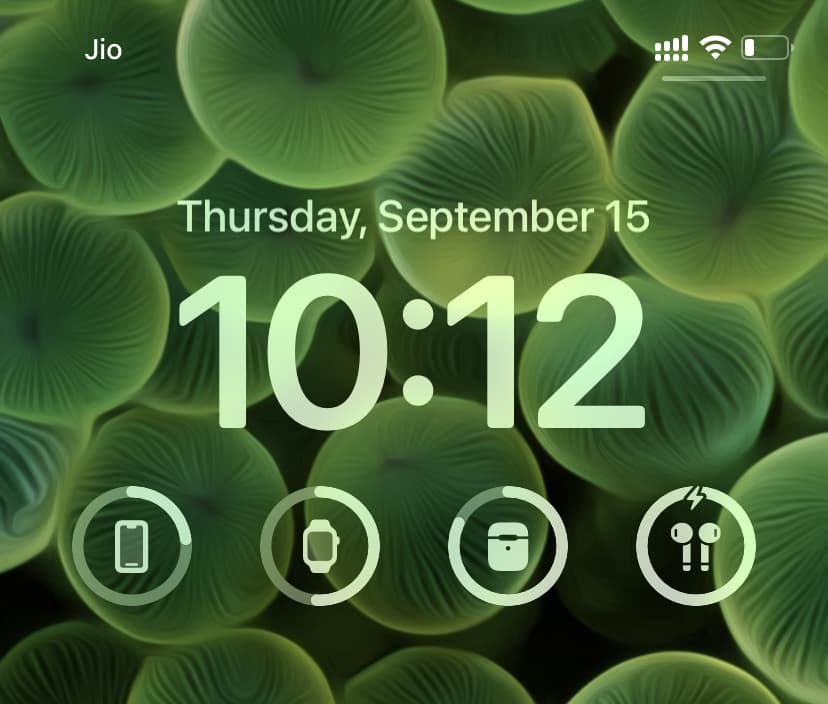 Four batteries widgets on iPhone Lock Screen