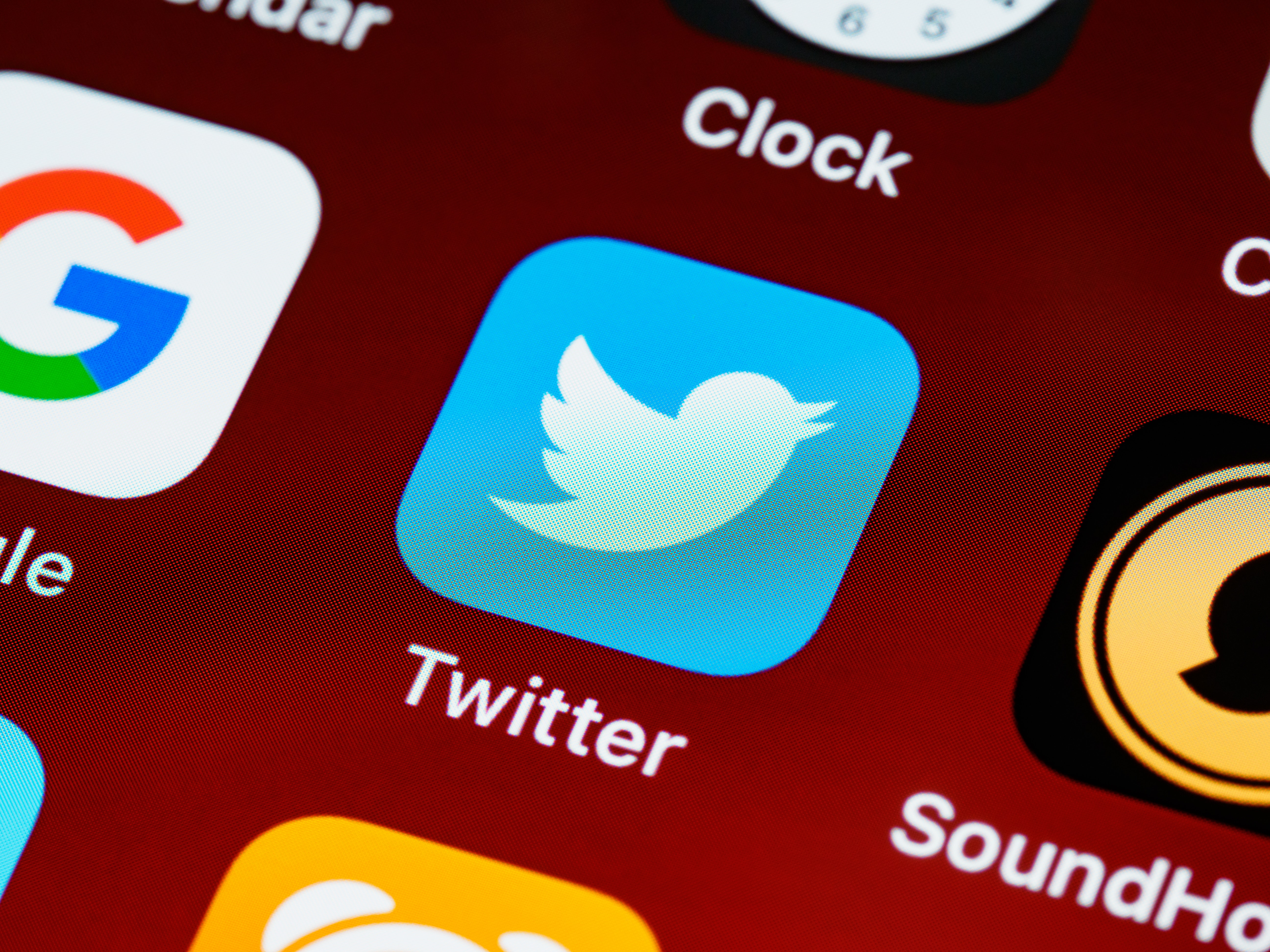 Nahaufnahme des Symbols der Twitter-App auf dem iPhone-Startbildschirm 