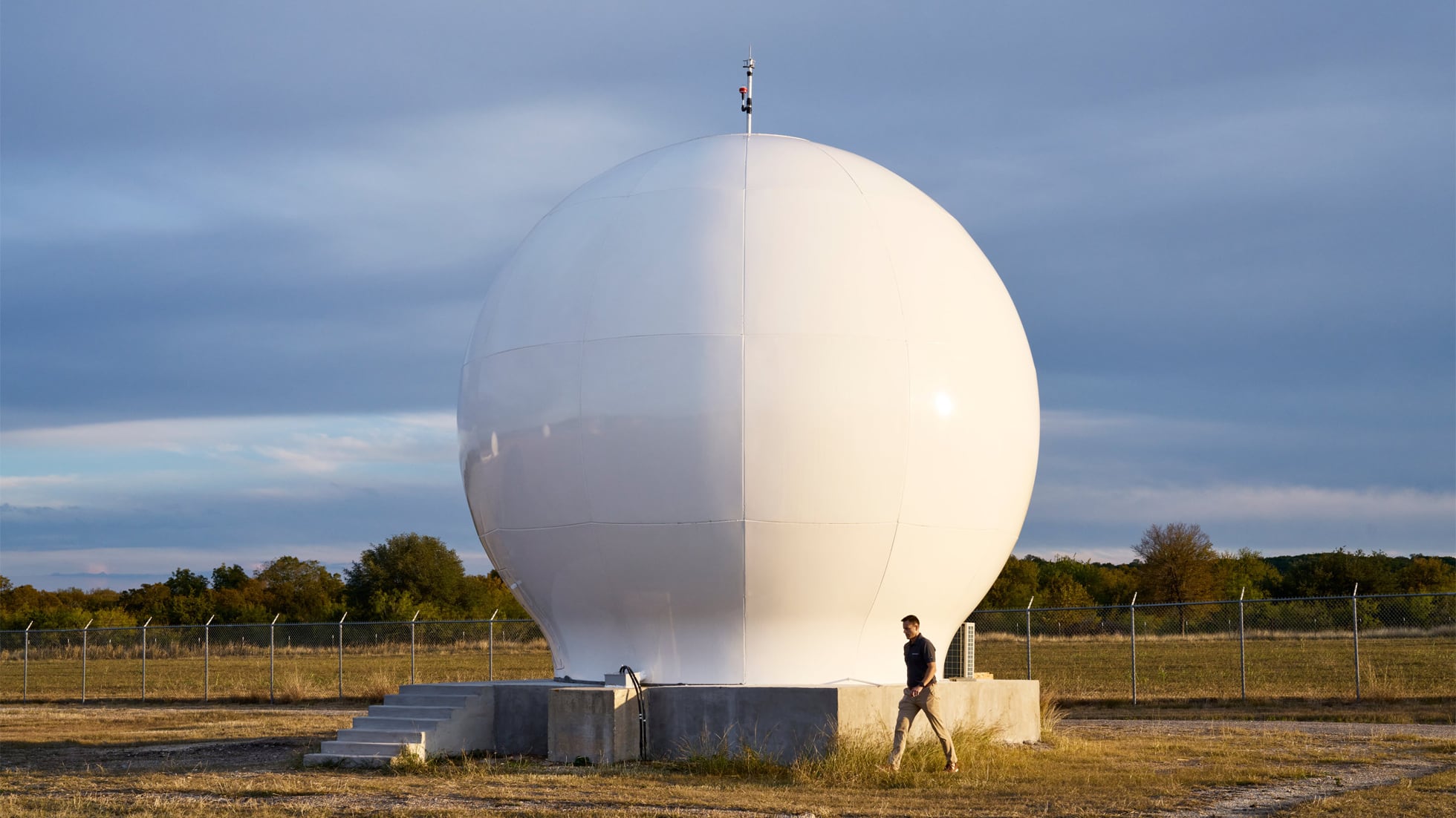 Nahaufnahme einer Globalstar-Satellitenkommunikations-Bodenstation