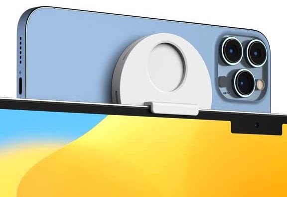 Ein iPhone, das zur Verwendung als Webcam auf einem MacBook montiert ist