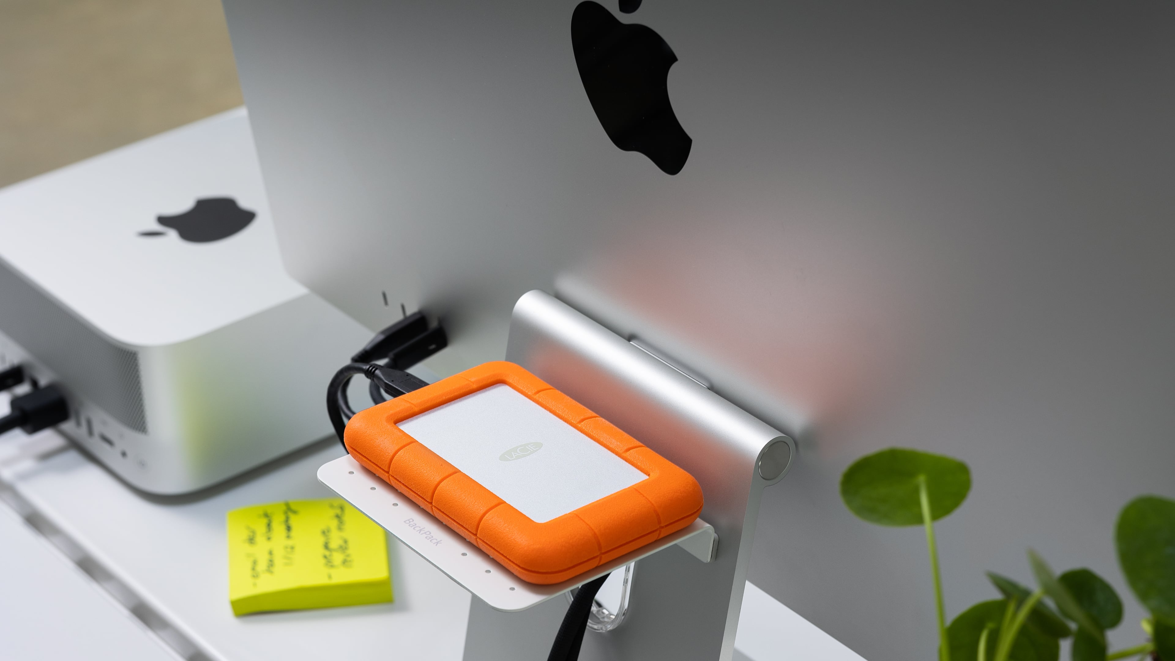 Twelve South's BackPack untuk Apple Studio Display dengan hard drive di dalamnya 