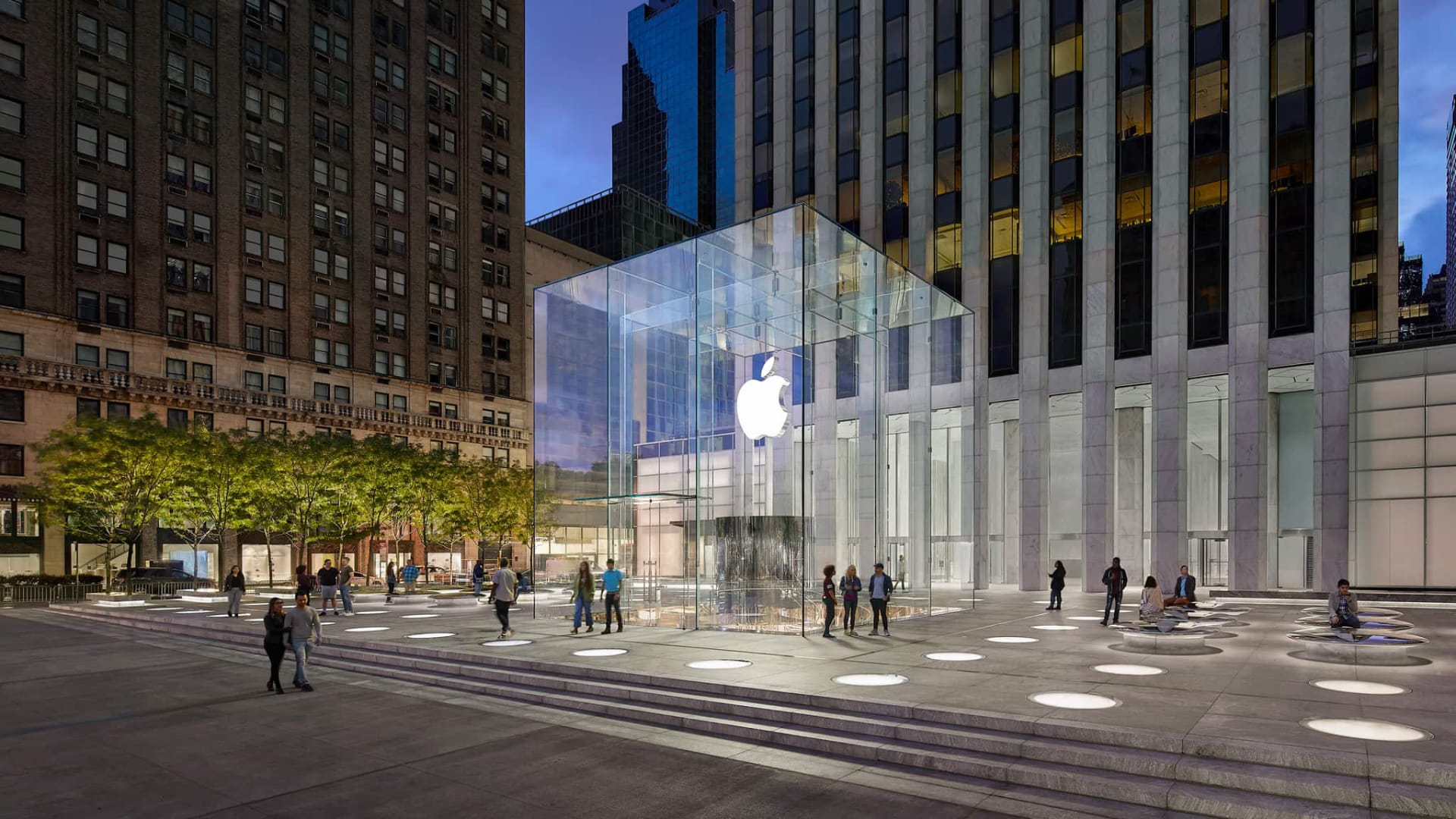 Exterior of Apple's glass cube retail store on Manhattan