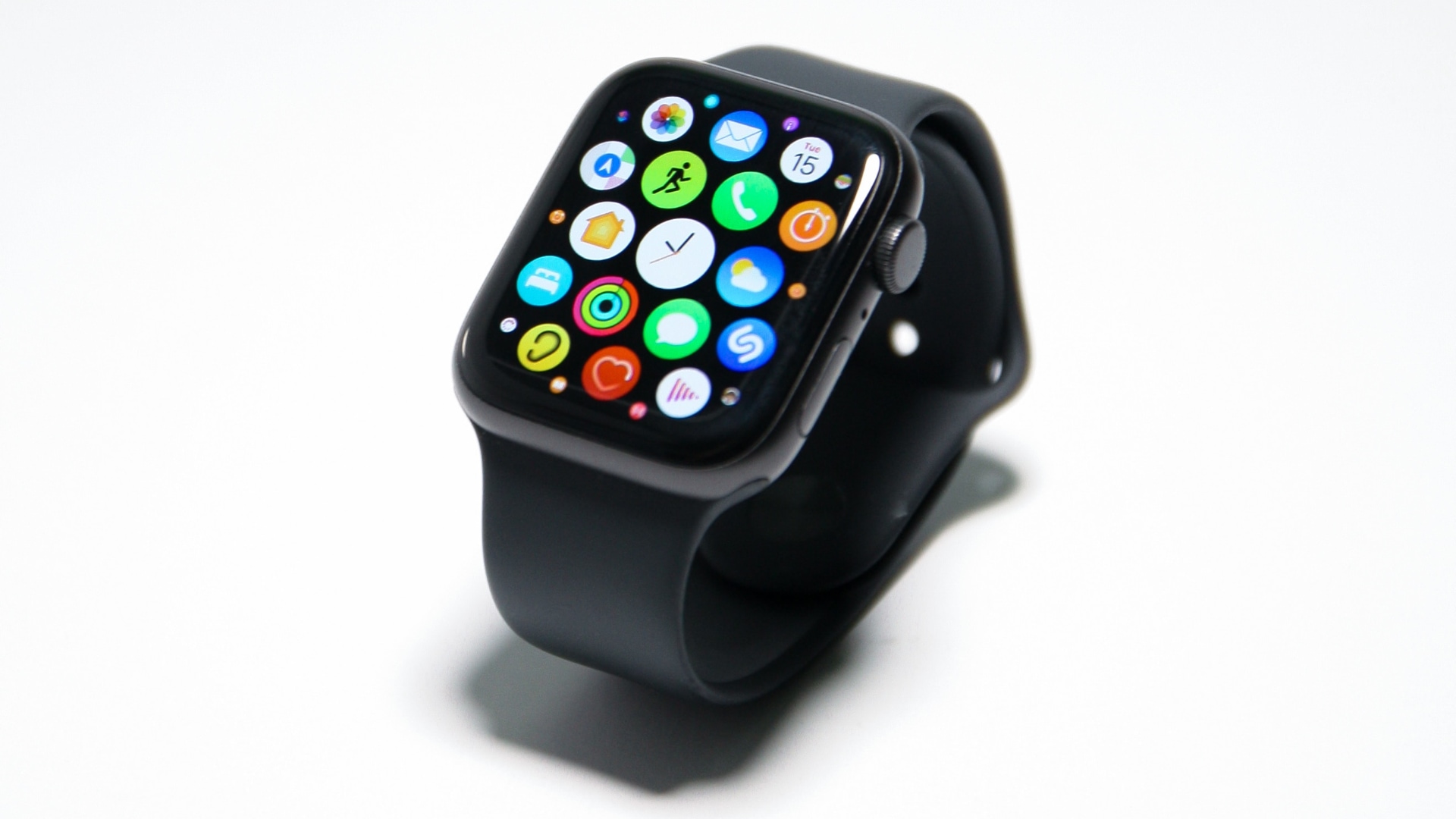 Space Gray Apple Watch SE showcasing the Home Screen with the deafult honeycomb app grid