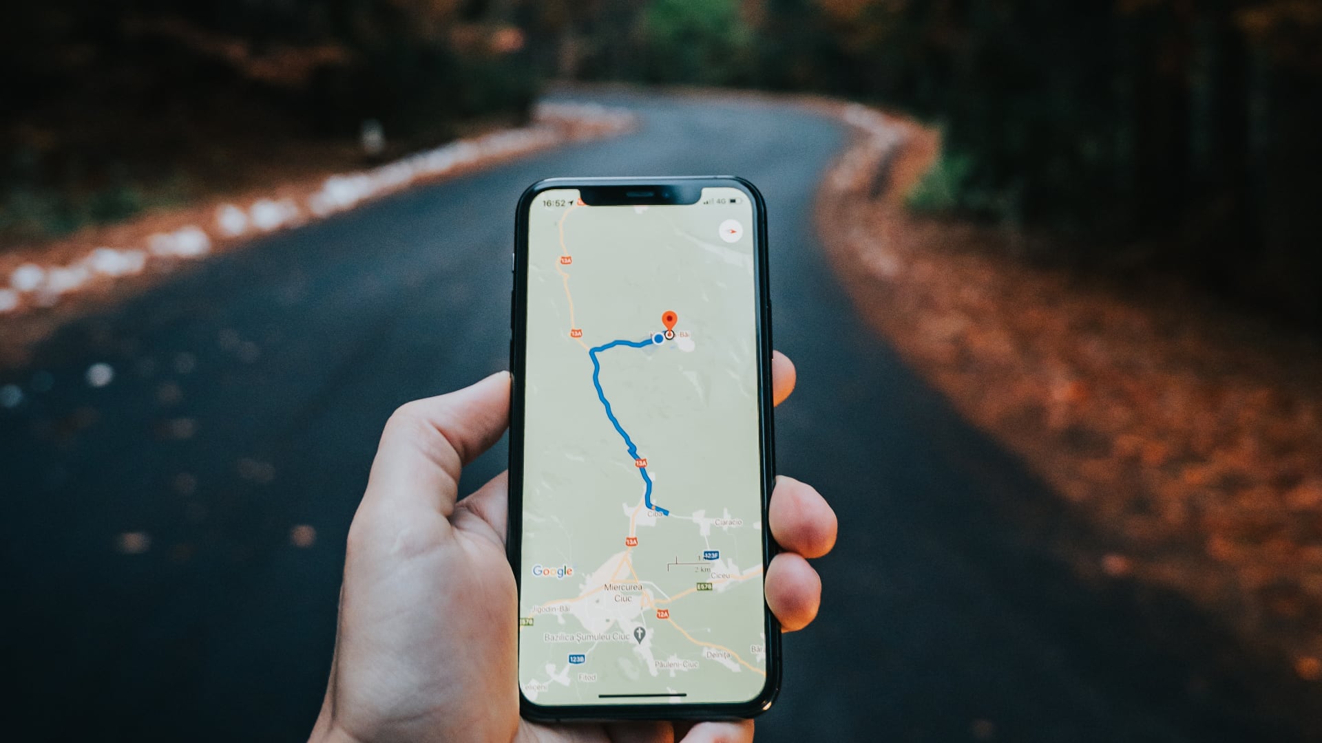 Google Maps testing navigation directions on the Lock Screen and in Dynamic Island