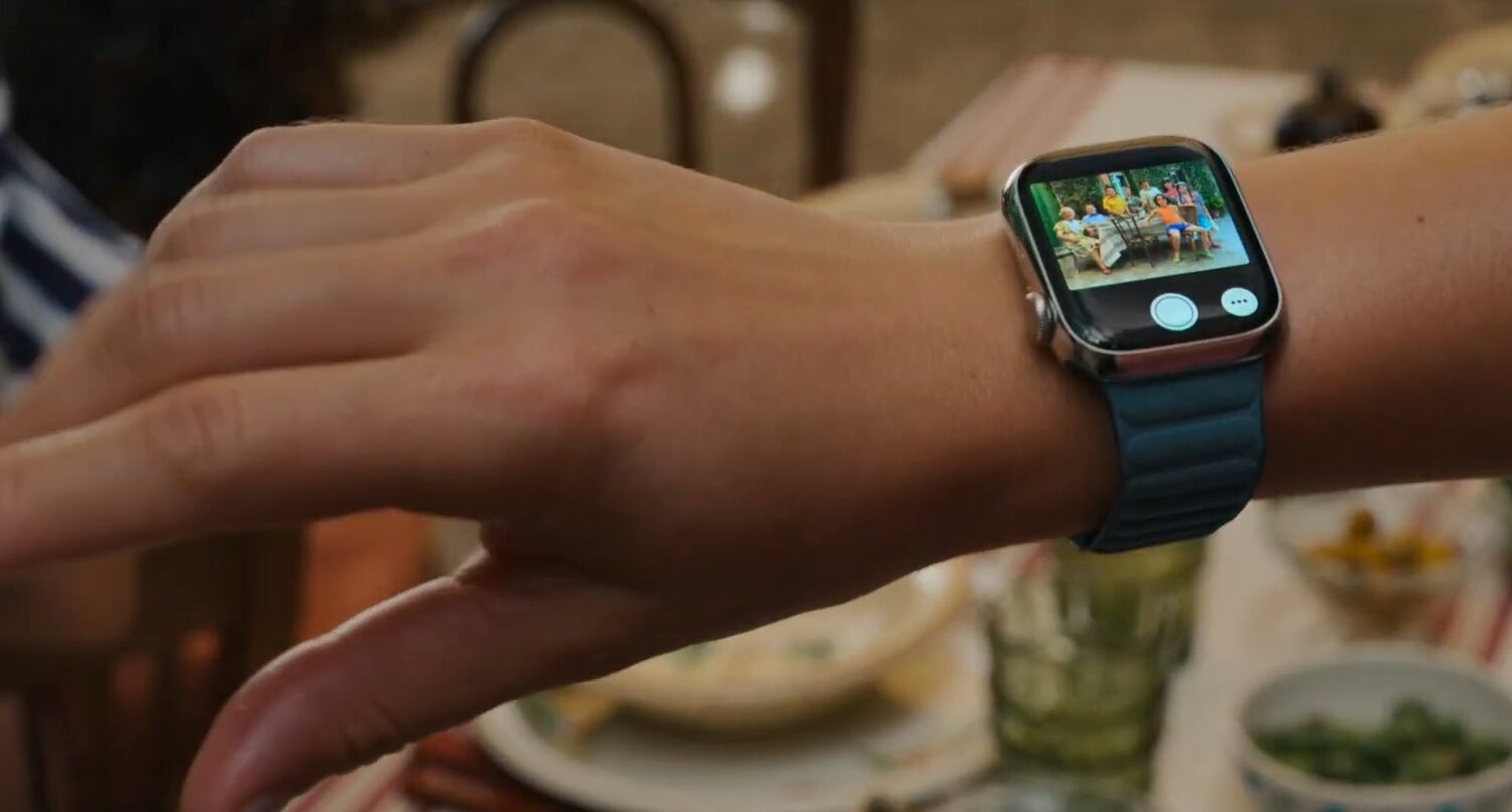 Using the double-tap gesture to take a photo with the Apple Watch's Remote Camera app