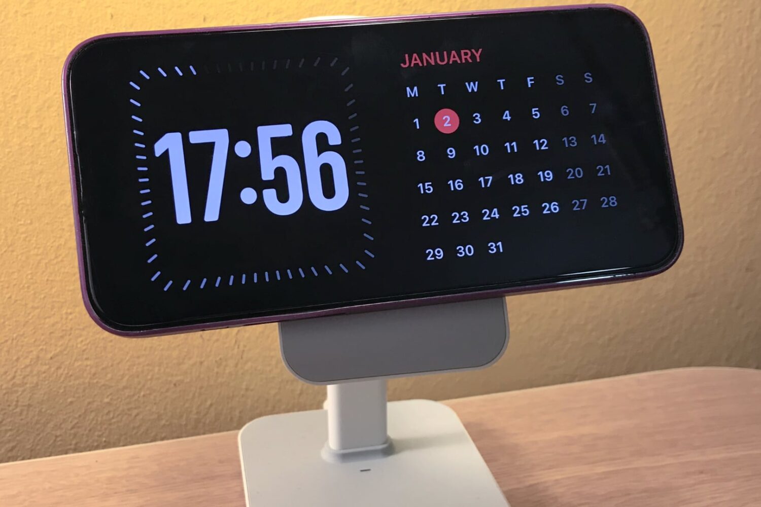 Digital clock and calendar in StandBy Mode on iPhone