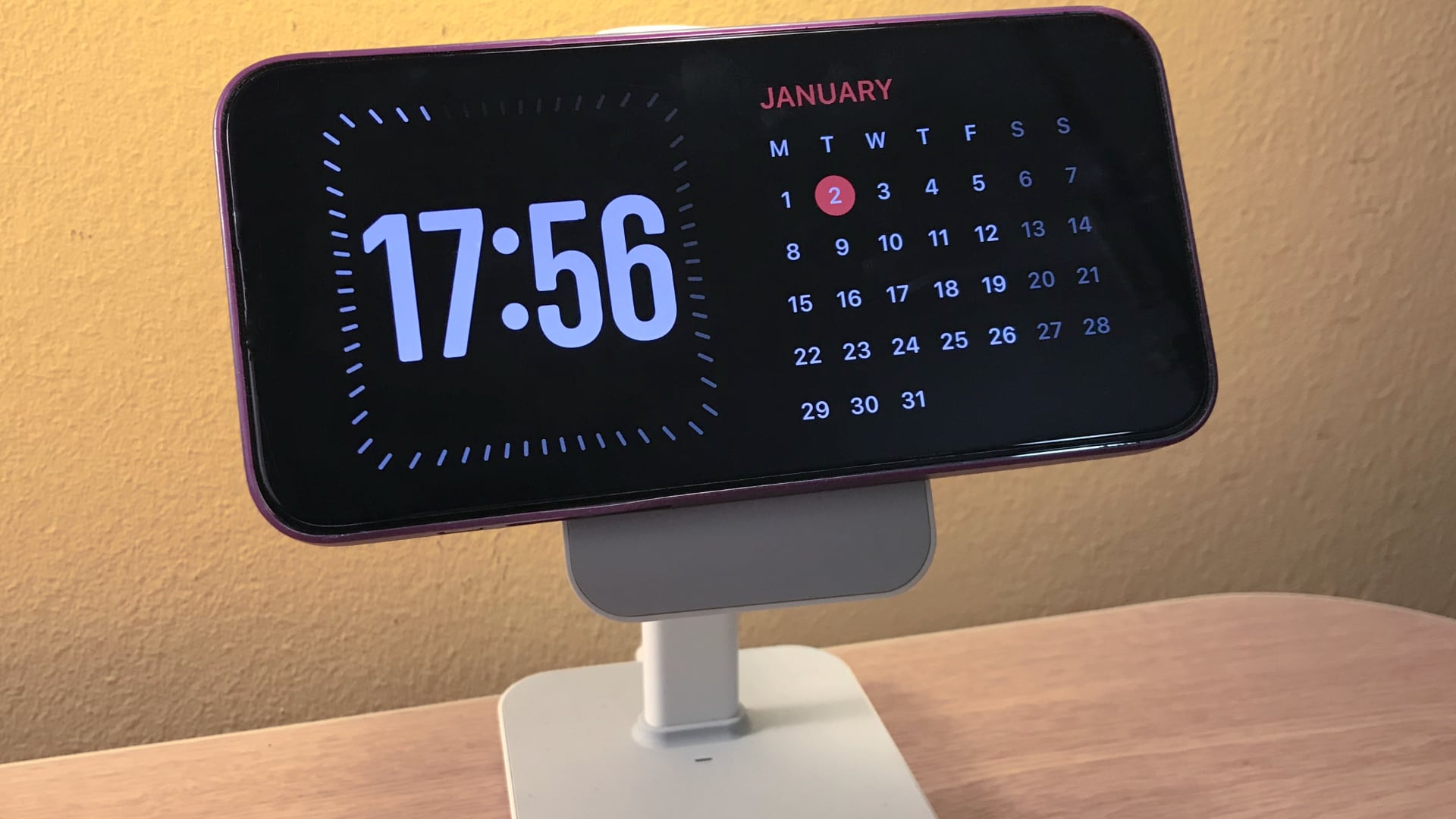 iOS 17.2 brings the new Digital Clock widget for the iPhone’s StandBy mode and Home Screen