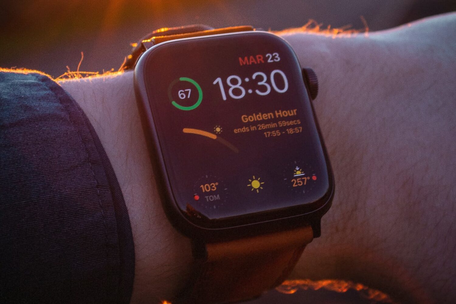 Apple Watch on male wrist, displaying a complication showing gold hour progression